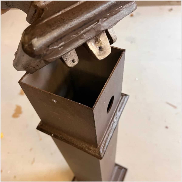 Hnědý zahradní sloupek na vodu – Rustique Flow 80cm