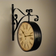 Hodiny dekorační vývěsní  - nepatrné poškození