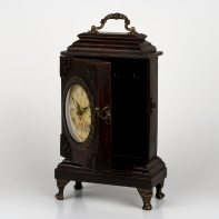 Hodiny dřevěné s klíčenkou 10x18x20cm