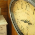 Hodiny kovové stolní - vada prasknutí kovového pláště