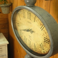 Hodiny kovové stolní - vada prasknutí kovového pláště