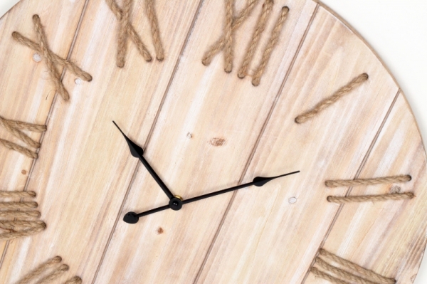 Hodiny nástěnné dřevěné s proplétanými čísly 60cm