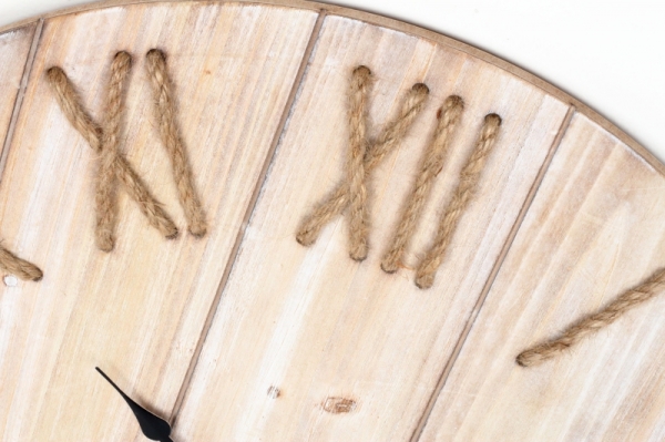 Hodiny nástěnné dřevěné s proplétanými čísly 60cm