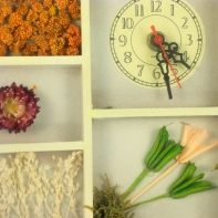 Hodiny nástěnné dřevěné žluté 22x28cm