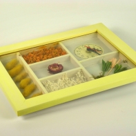 Hodiny nástěnné dřevěné žluté 22x28cm