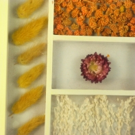 Hodiny nástěnné dřevěné žluté 22x28cm