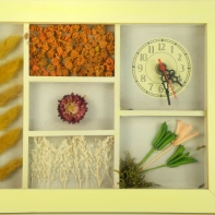 Hodiny nástěnné dřevěné žluté 22x28cm