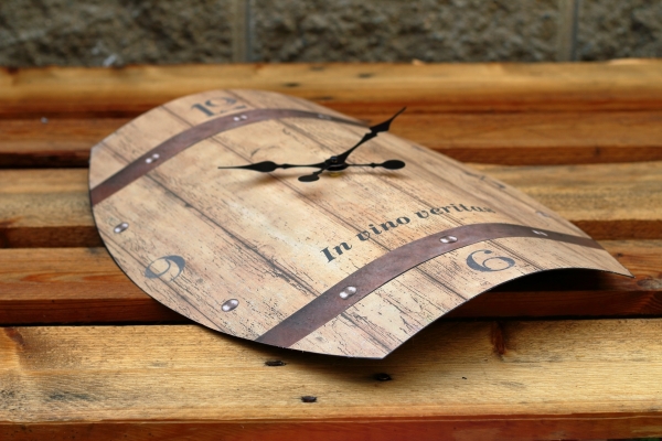 Hodiny nástěnné plechové sud In vino veritas 50 x 38,5cm