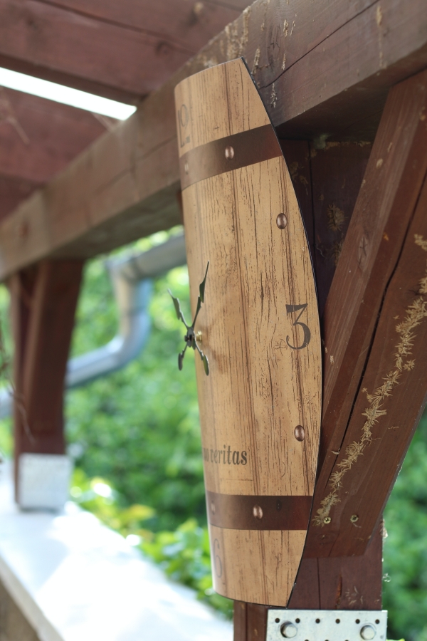 Hodiny nástěnné plechové sud In vino veritas 50 x 38,5cm