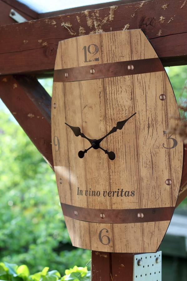 Hodiny nástěnné plechové sud In vino veritas 50 x 38,5cm