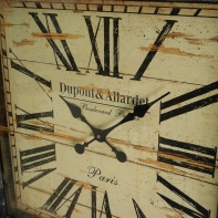 Hodiny nástěnné - poškození - prasklé sklo