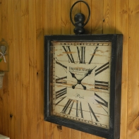 Hodiny nástěnné - poškození - prasklé sklo