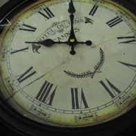 Hodiny nástěnné - prasklé sklo