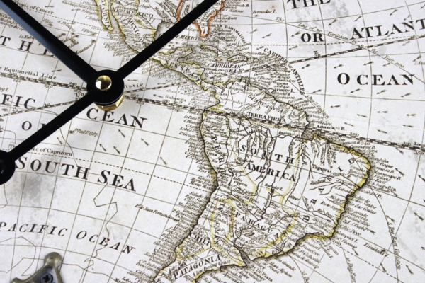 Hodiny nástěnné s mapou a kyvadlem 58cm