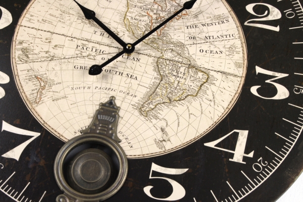 Hodiny nástěnné s mapou a kyvadlem 58cm