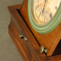 Hodiny retro - špatně doléhající dvířka