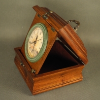 Hodiny retro - špatně doléhající dvířka