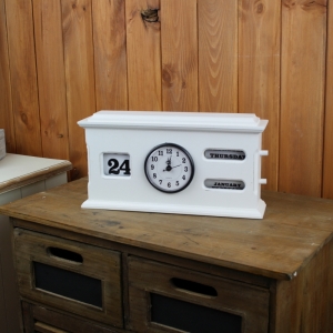 Hodiny s kalendářem dřevěné bílé 18cm