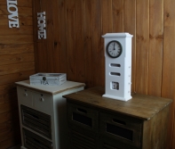 Hodiny stolní dřevěné s kalendářem 38x16x8cm