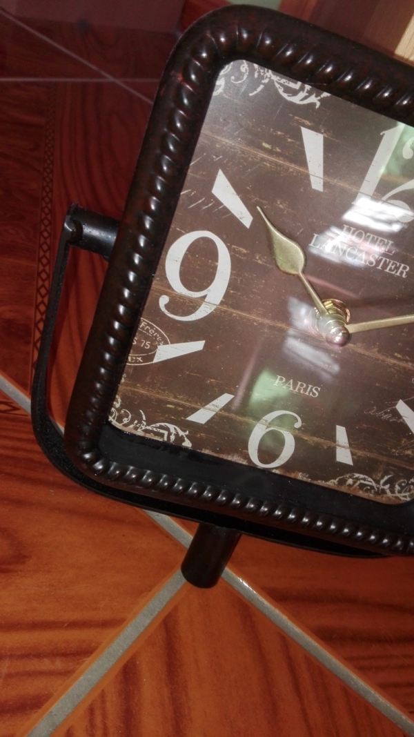 Hodiny stolní Hotel Lancaster 17x10x34cm- poškozeno chybějící nohy