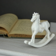 Houpací kůň bílý 13x13cm