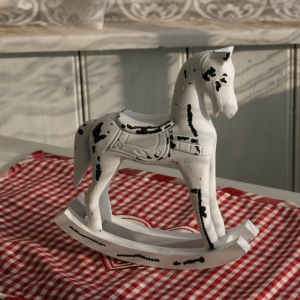 Houpací kůň dřevěný bílý 22x20cm