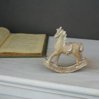 Houpací kůň dřevěný s patinou 9,5cm