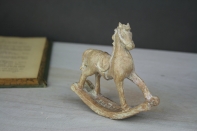 Houpací kůň dřevěný s patinou 9,5cm