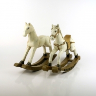 Houpací kůň se sedlem