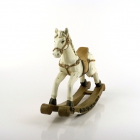 Houpací kůň se sedlem