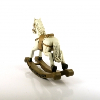 Houpací kůň se sedlem