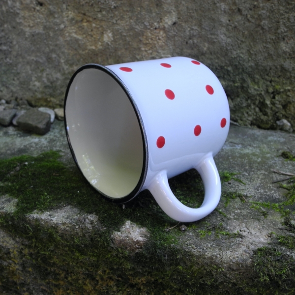 Hrnek keramický bílý s červenými puntíky 480ml