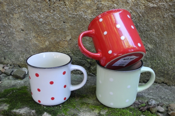 Hrnek keramický bílý s červenými puntíky 480ml