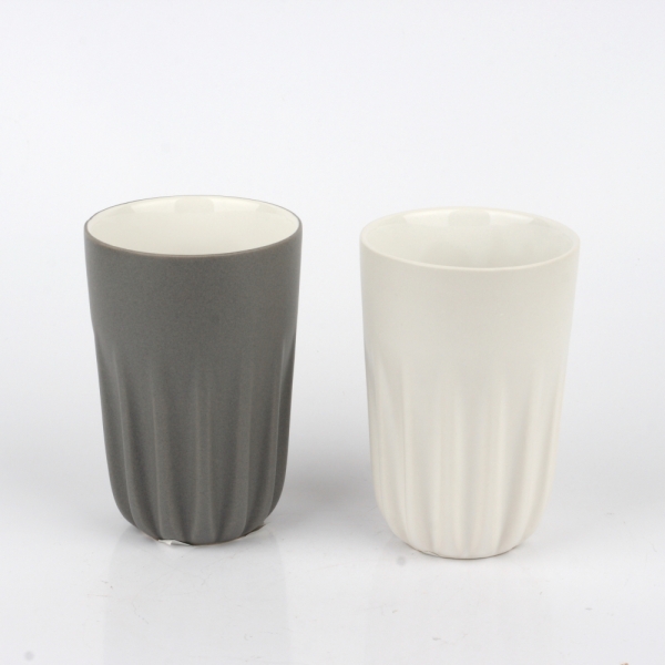 Hrnek s žebrováním bílý 12cm