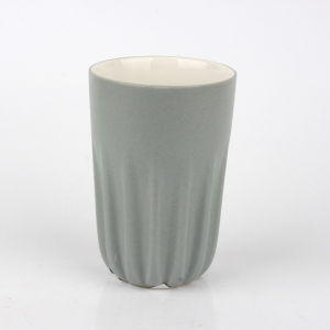 Hrnek s žebrováním světle šedý 12cm