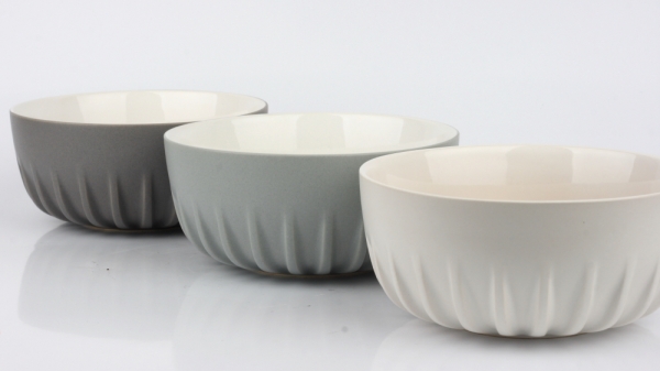 Hrnek s žebrováním světle šedý 12cm