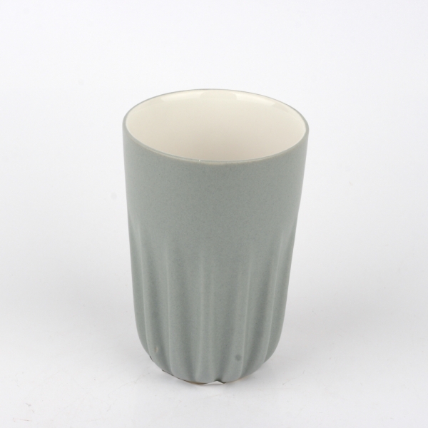 Hrnek s žebrováním světle šedý 12cm