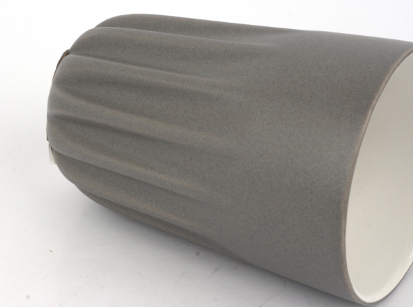 Hrnek s žebrováním tmavě šedý 12cm