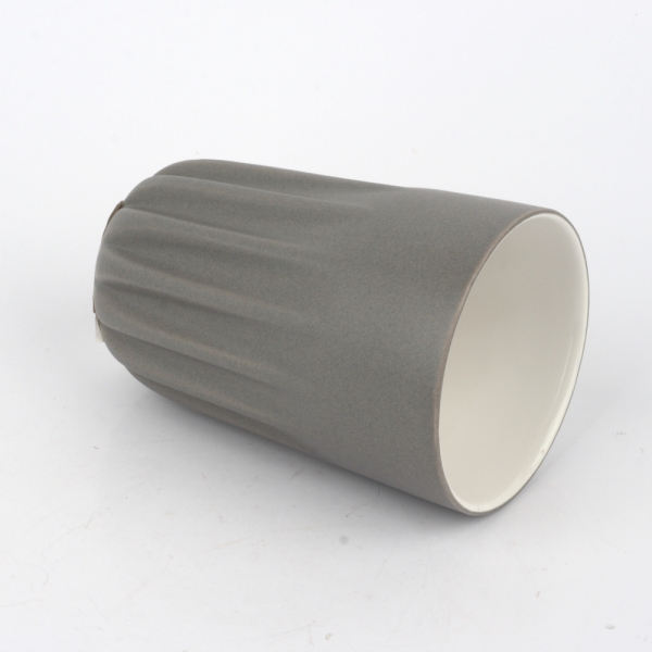 Hrnek s žebrováním tmavě šedý 12cm