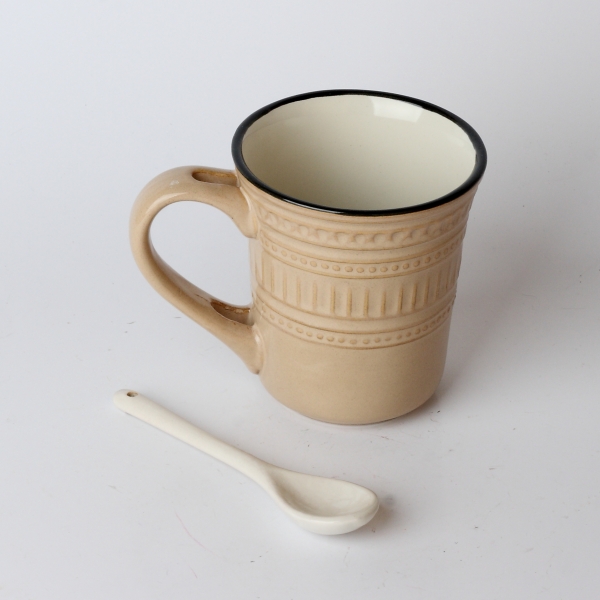 Hrnek se lžičkou krémový
