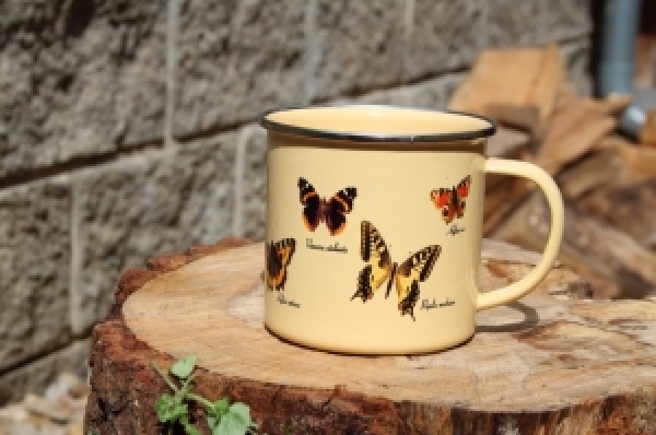 Hrnek smaltovaný s motýlky - vyřazeno