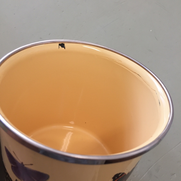 Hrnek smaltovaný s motýlky - vyřazeno