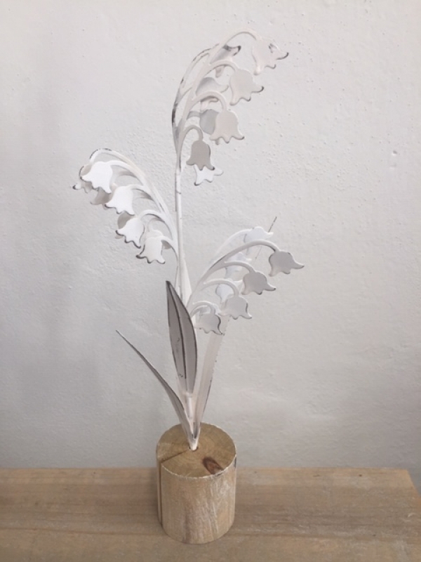 Jarní dekorace na podstavci konvalinky