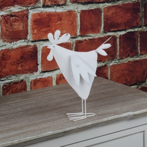 Jarní dekorace plechový kohout bílý 25cm