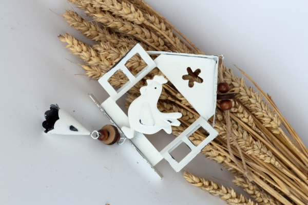 Jarní závěsná dekorace domeček s kohoutem 10x32x3cm