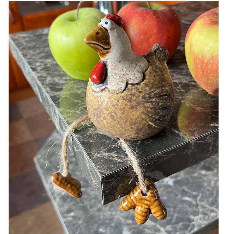 Keramická slepička s visícími nožkami – venkovská dekorace do kuchyně 9,7cm