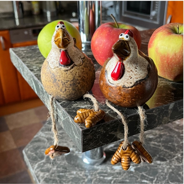 Keramická slepička s visícími nožkami – venkovská dekorace do kuchyně 9,7cm