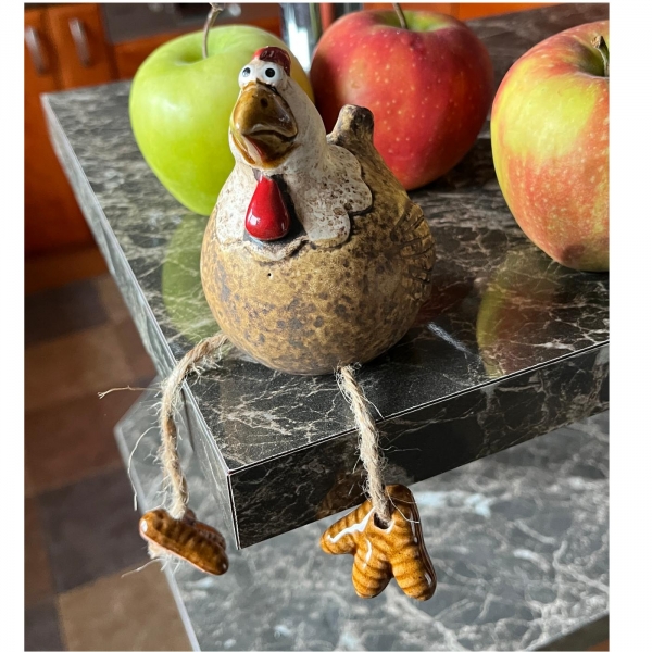 Keramická slepička s visícími nožkami – venkovská dekorace do kuchyně 9,7cm