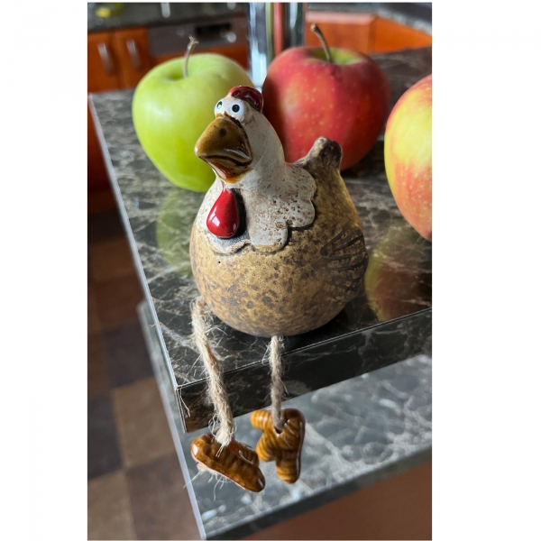 Keramická slepička s visícími nožkami – venkovská dekorace do kuchyně 9,7cm