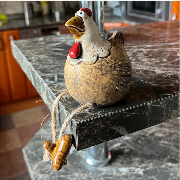 Keramická slepička s visícími nožkami – venkovská dekorace do kuchyně 9,7cm